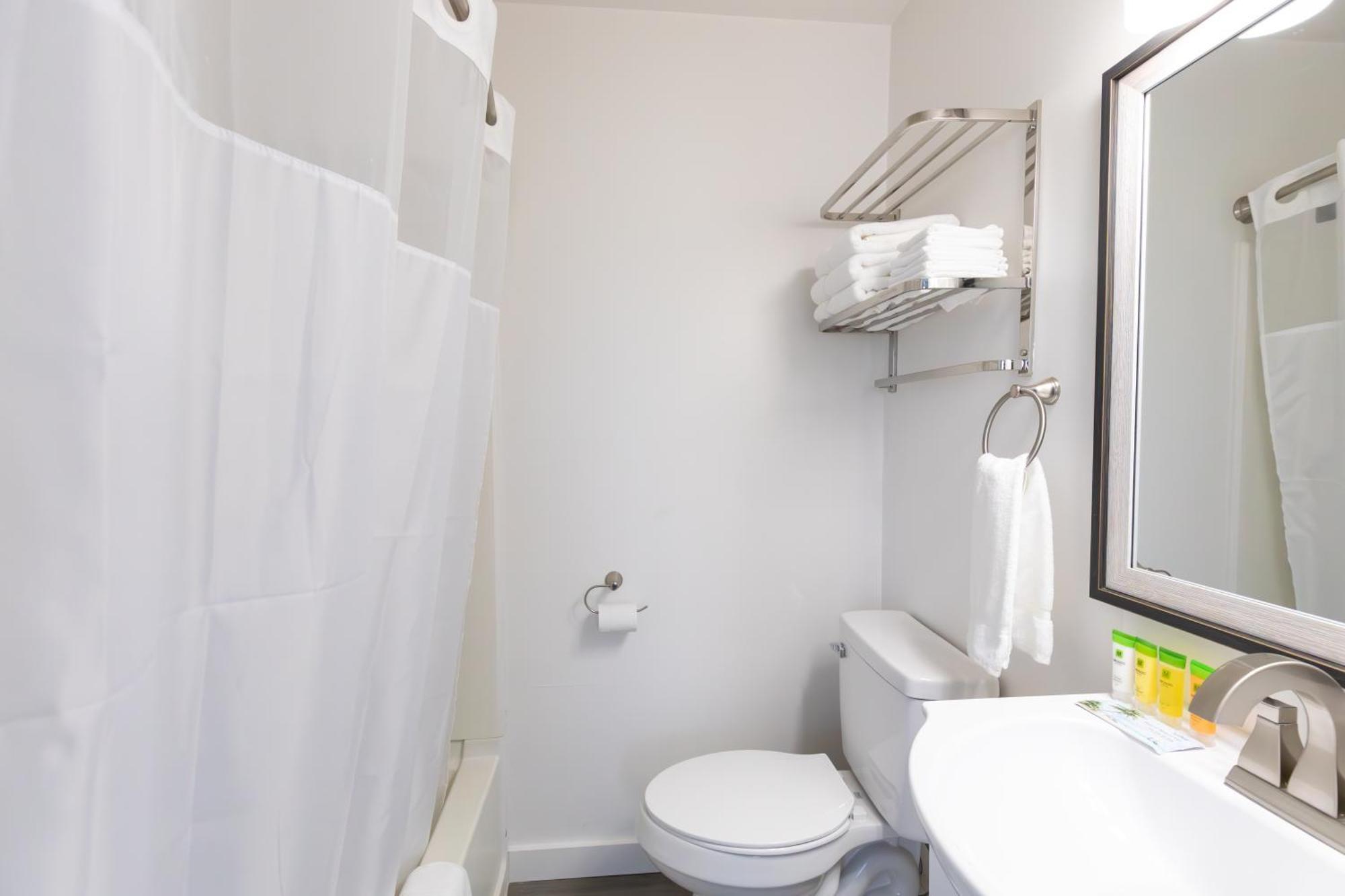 Anchor Bay Inn And Suites Sandusky Room photo